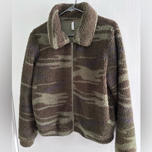 Z Supply Camo Sherpa Jacket - Picture 2 of 5